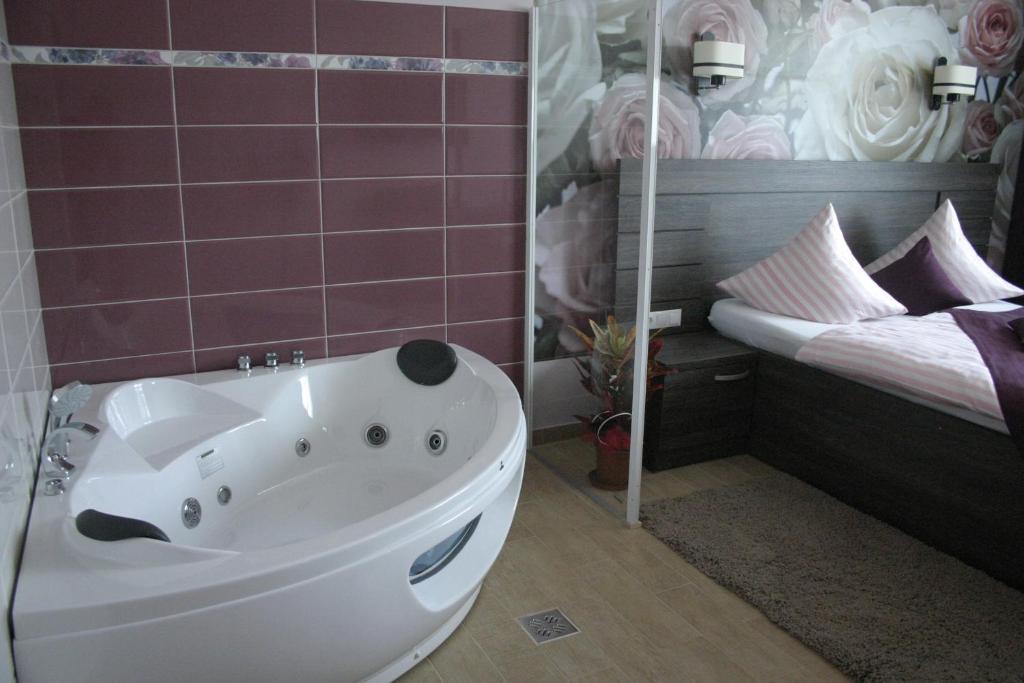Hotel Poarta Transilvaniei Бистрица Экстерьер фото